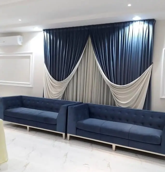 كنب أزرق مع ستائر مناسبات متناسقة