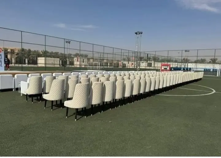 صفوف كراسي مناسبات في موقع خارجي
